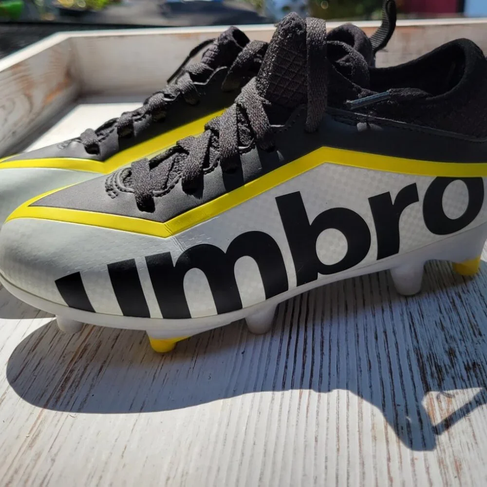 Girls Umbro Soccer Cleats - Like New - Size 11 - Picture 1 of 5